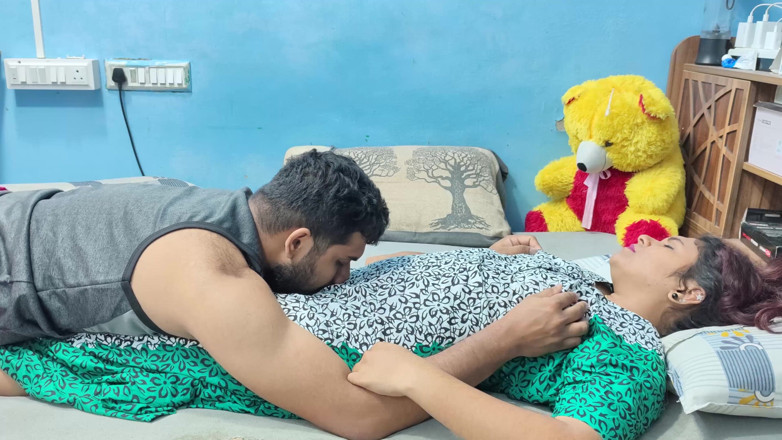 Vaigavarun Feet romance: Une femme mallu se caresse la chatte et s’embrasse avec...