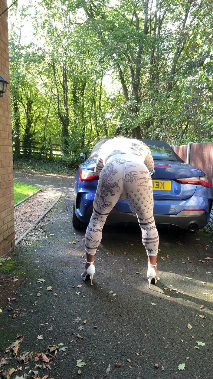 Kellycd2022: La sexy travestita kellycd2022 in sexy tuta bianca e tacchi