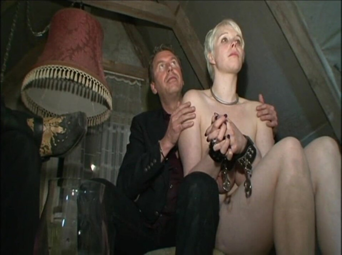 Absolute BDSM films - The original: Pizdă blondă cu țâțe mari umilitoare îngenuncheată în robie