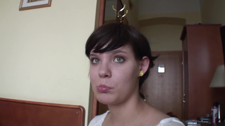 Toy Sluts: Brunetka nastolatka bawi się szklanym dildem