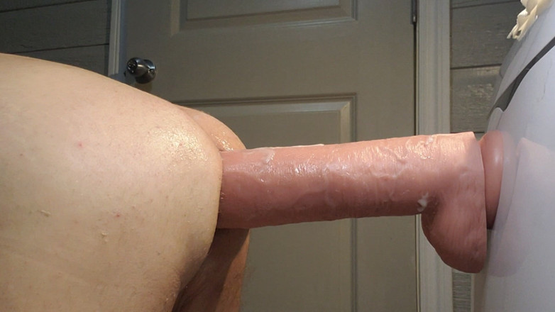 Charlieboy69: Estirando mi culo con un enorme consolador king cock de 15...