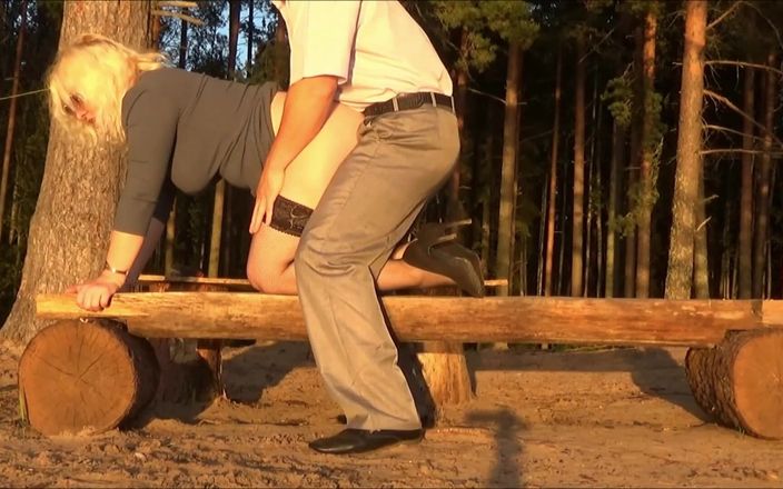 StrongSrg: Secretară futută anal în pădure - videoclip complet