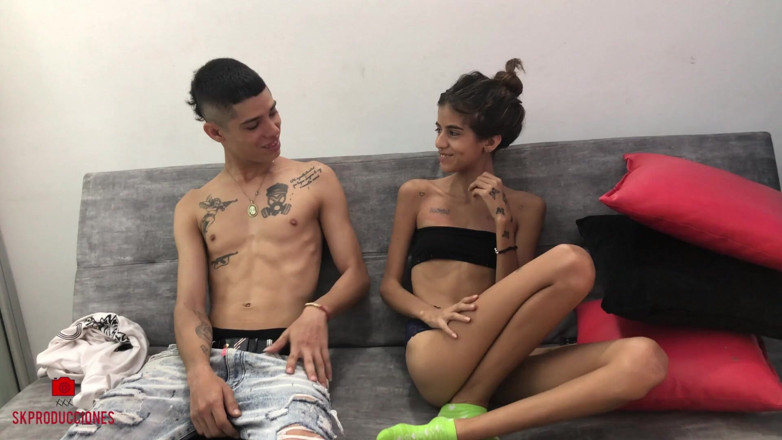 TUflaca_love: Sora vitregă minionă suferă de căldură și fratele ei vitreg o...
