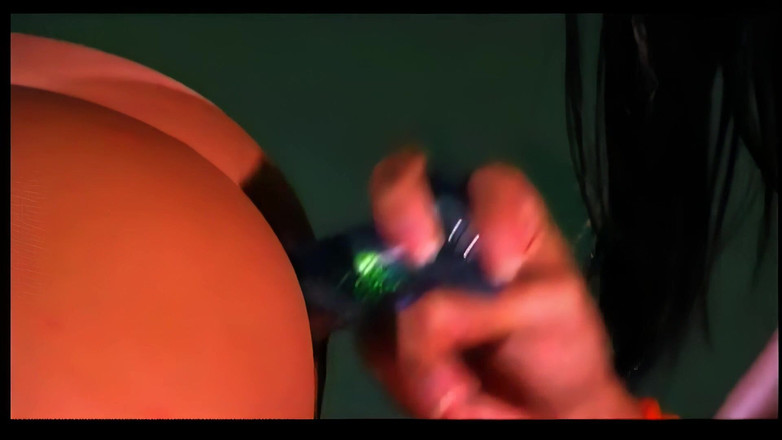 Hand Lotion Studios: Lesbička má sex u bazénu, protože byla nadržená