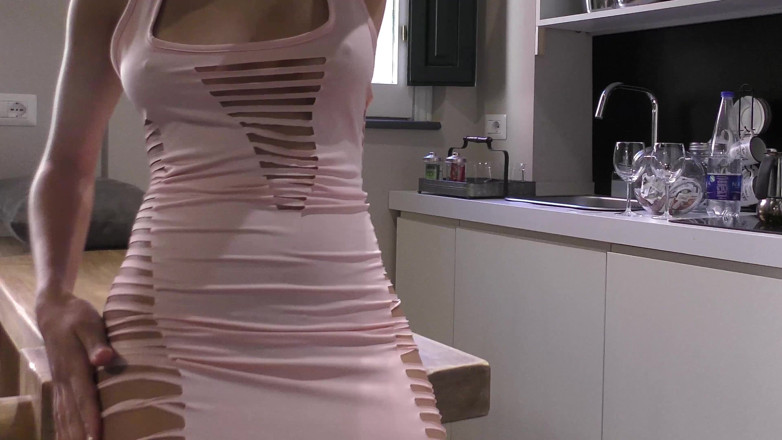 Denudeart: Sexy brunetka masturbuje s koutem stolu