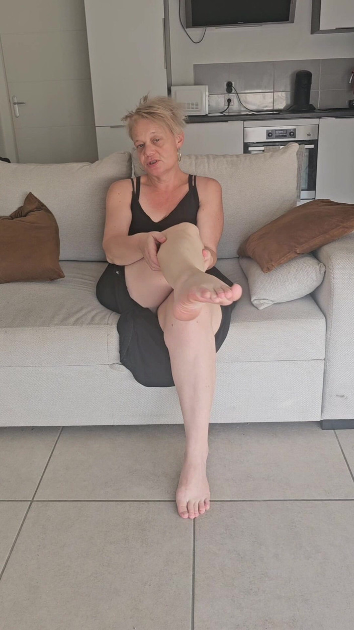 Sofy13: Reife Und Sexy Mutter Spielt Mit Ihrer Feuchten Mutter