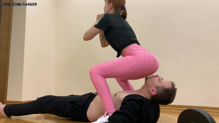 Petite Princesses Femdom: L'adorazione del culo sudato della ragazza sportiva e l'annusamento del...