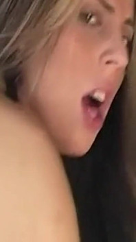 深喉荡妇手指滴水的阴户和屁股，然后啪