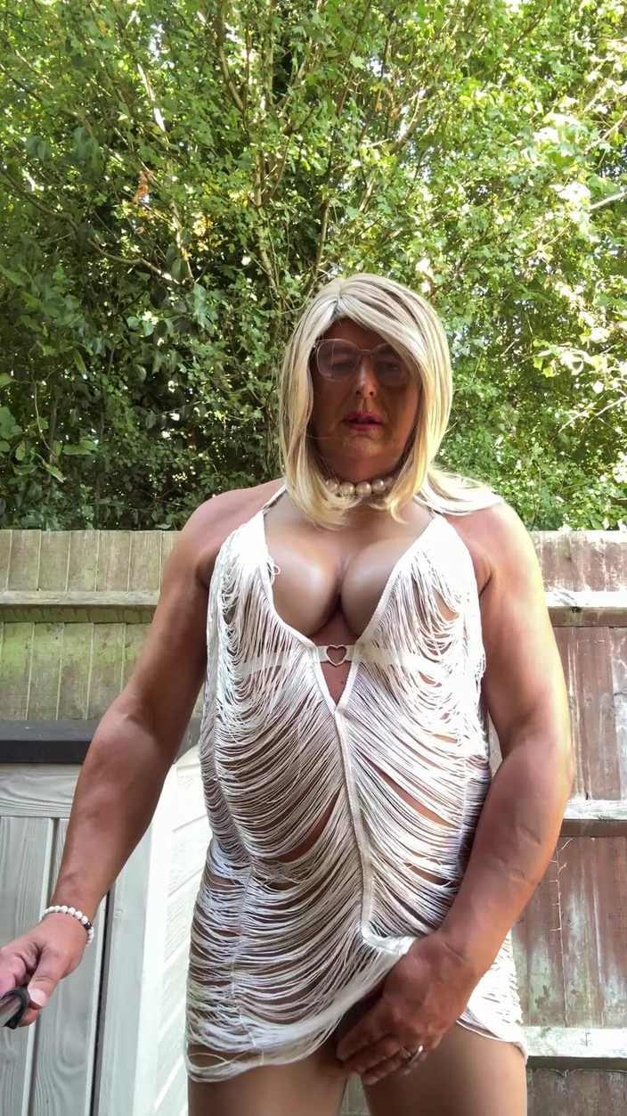 Kellycd2022: Crossdresser seksi Kellycd2022 dalam pakaian tassel putih pantyhose dan tumit