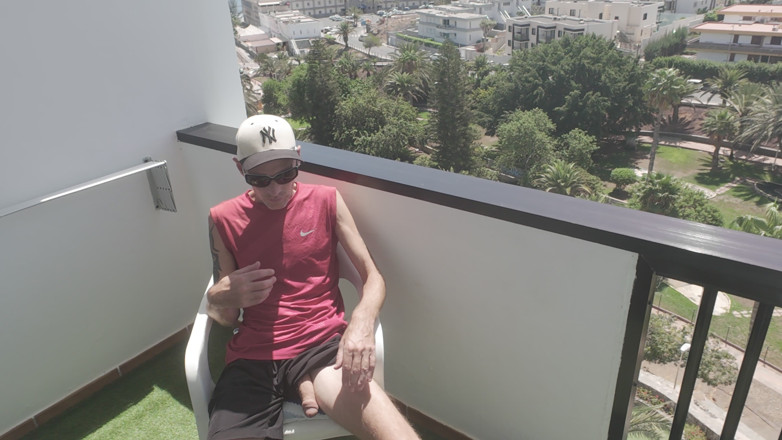 Big dick dadddy: Acariciando Mi Gran Polla Afuera En El Balcón Gimiendo Para...