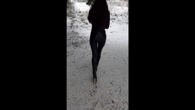 LauraOnHeels: MILF külotlu çorap ve yüksek topuklu ayakkabılarla yürüyor