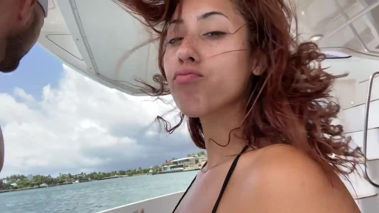 J-Mac: Sensual latina gata Kira Perez é fodida em iate