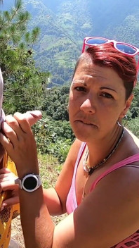 Она хотела пососать, пока мы едем в походе