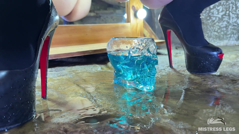 Mistress Legs: Sahibe çişini kullanarak sana özel bir cadılar bayramı iksiri yapıyor