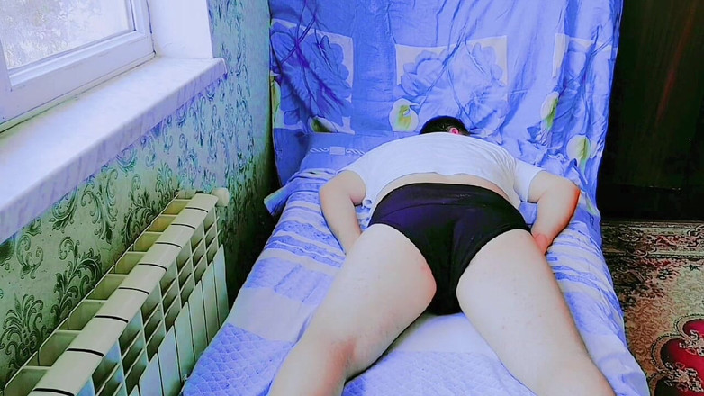 Kitty_Cross: Aku adalah model cosplayer cowok berotot yang suka masturbasi dan...