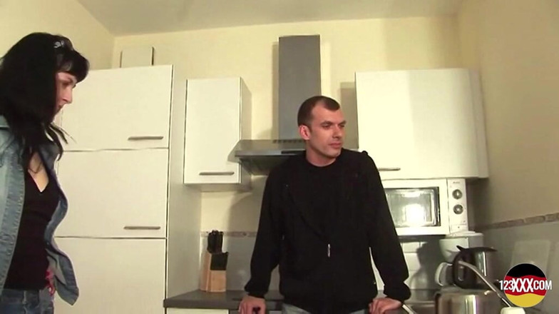 German amateur - 100% German hardcore videos: Une salope noire se fait détruire sa chatte percée