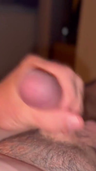 Tener una paja en la cama con mi pene cortado