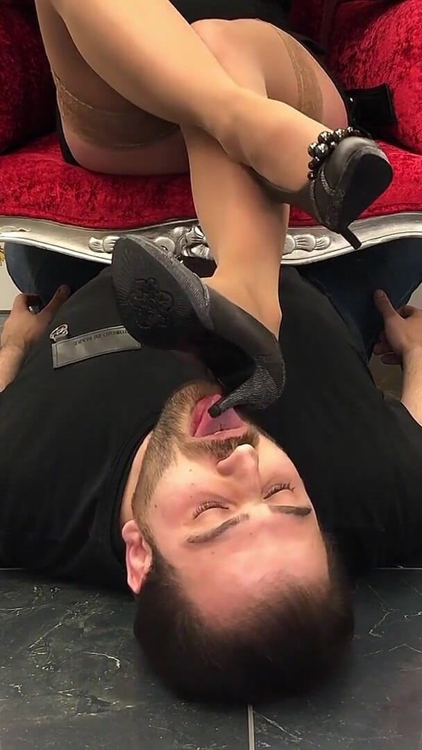 Velvet Throne Part 1: High Heels Licking - Obey Valerias Feet