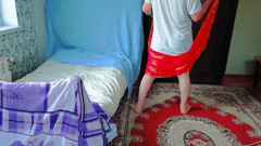 Kitty_Cross: 顽皮的娘娘腔盘腿坐在蓬松的粉红色地毯上