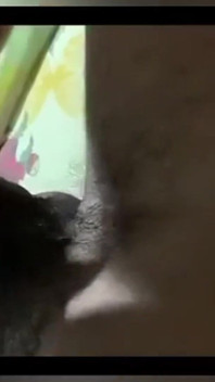이미 단단한 성기를 가진 남자가 샤워를 마치길 기다리고 있었다