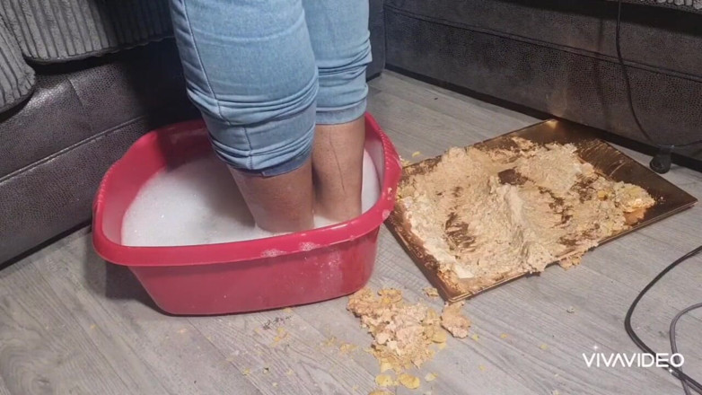 Simp to my ebony feet: Розчавлення їжі ногами