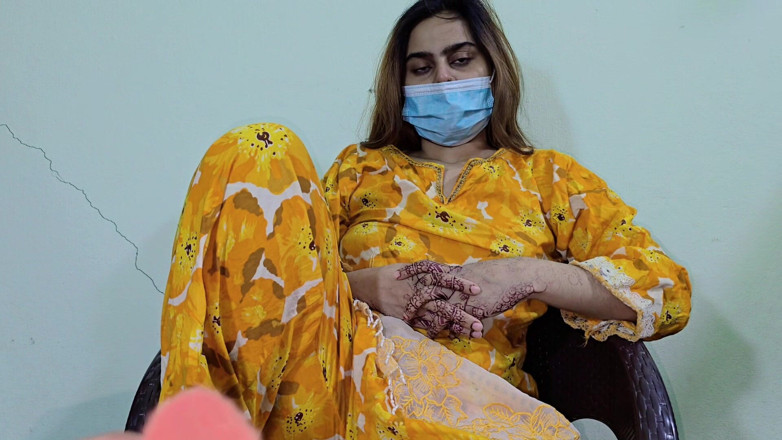 Faryal: Azgın üvey kız kardeşinin arkadaşını sikiyor