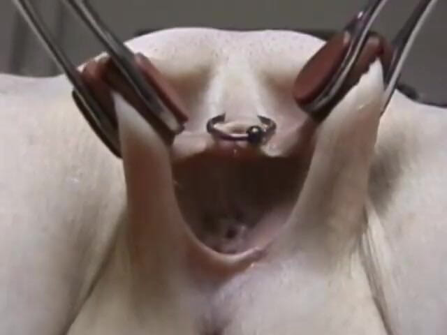 Vintage Fetish: 묶인 채 보지를 꼬집는 마른 소녀