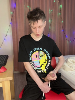 Morflot24: 快速宿舍撸管让 23 厘米的鸡巴到处喷