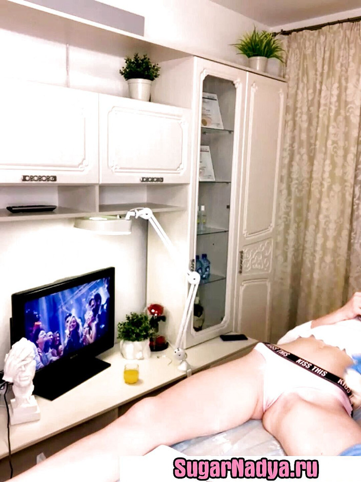 SugarNadya: Sugarnadya muhteşem ve seksi götlü bir müşteri için bacaklarını ağdalıyor