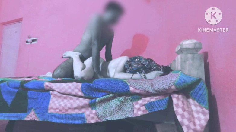 Housewife 69: 彼女の家で一人のデシ娼婦が発見され、彼女のボーイフレンドが到着しました