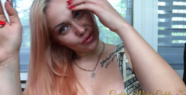 Goddess Misha Goldy: Bibir merah mudaku yang besar dan rokok yang muncul dari...