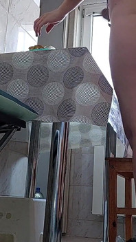 Behaarte brünette muschi, dicke titten, sinnliche behaarte Frau in der Küche. Sexy mutter, behaarte muschi, dicker arsch