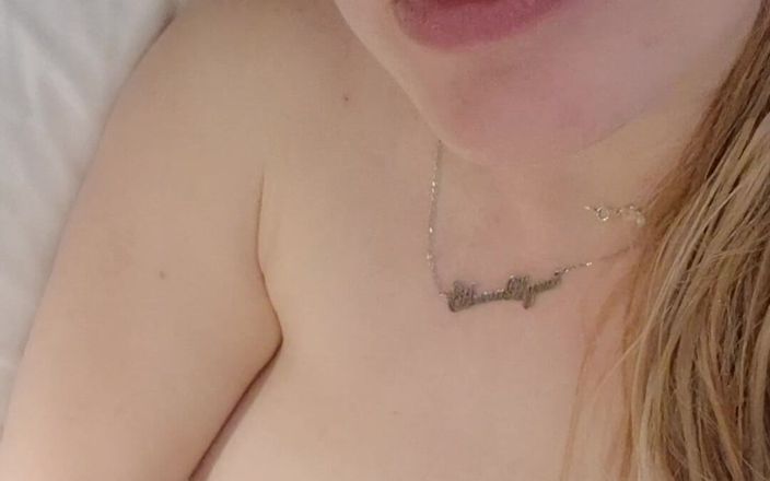 Anna Lynx: Mostre la mia figa dopo aver fatto un sogno bagnato...