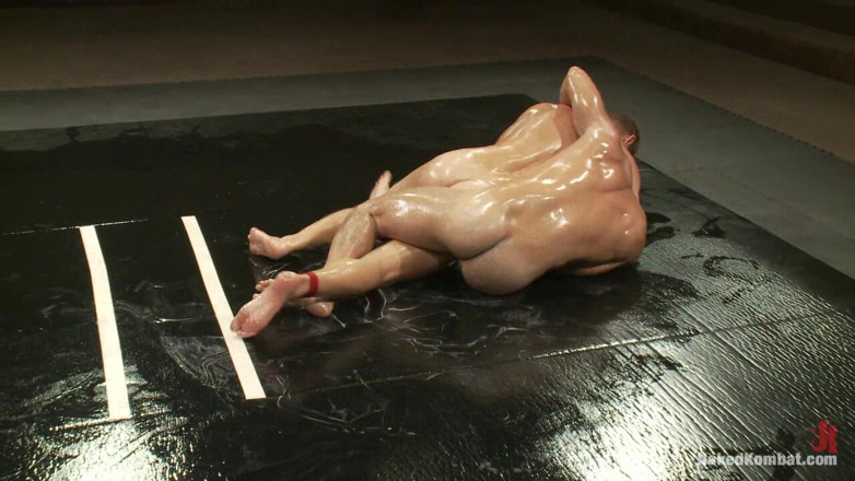 Naked Kombat: Dva přátelé jdou z hlavy do hlavy