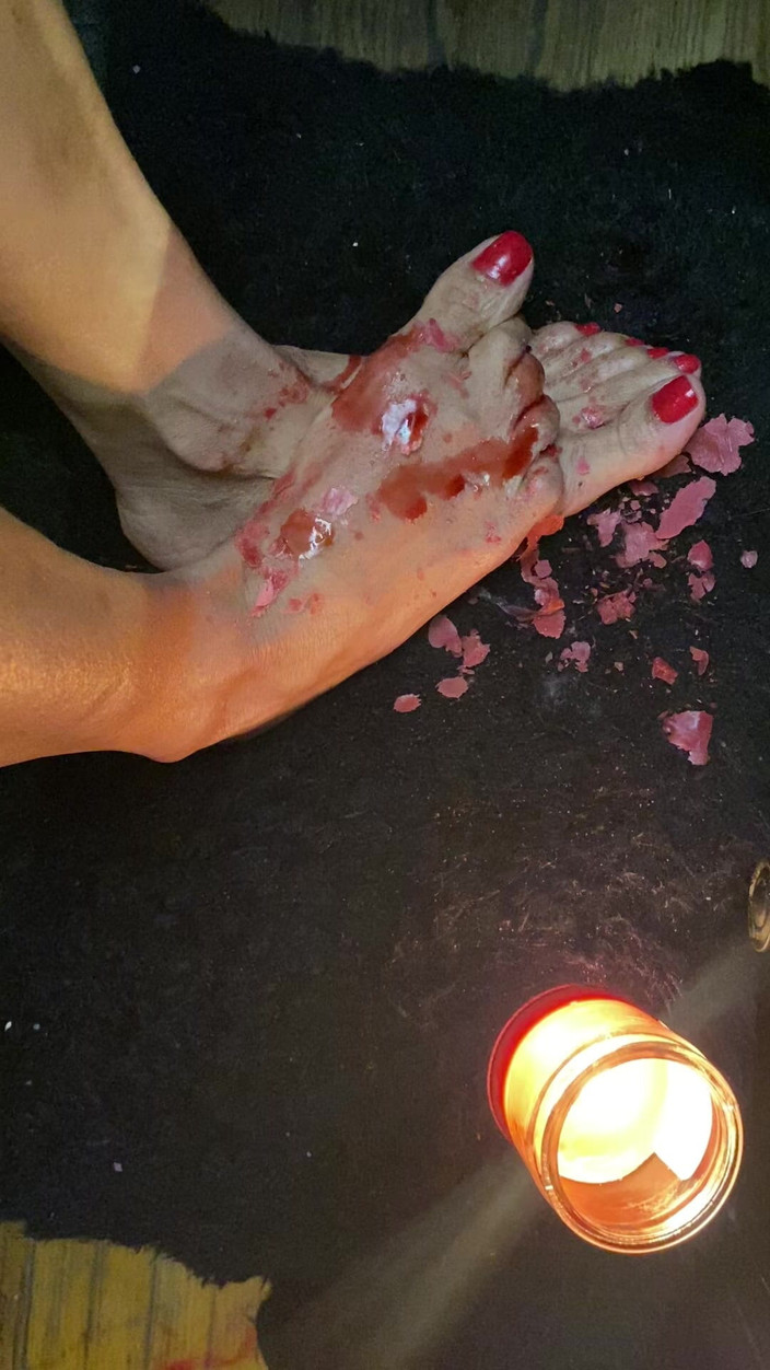 Naelor: 非常漂亮的小脚与红色长脚趾与蜡烛蜡