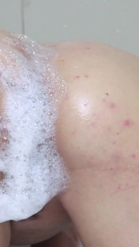 Mi diverto con le mie scoregge nella vasca da bagno!