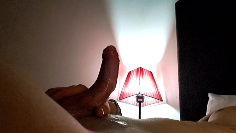 Mark Novigen: Chico masturbándose en hotel