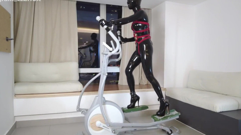 Aisan girl bondage: Mz27 - o fată legată în latex merge pe o bandă de...