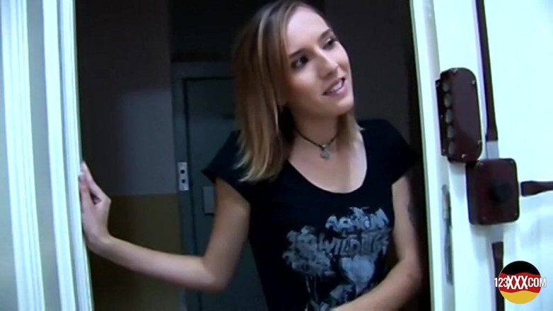 Mature Climax - 100% Mature Videos: Une petite nana aux seins se fait baiser dans toutes...