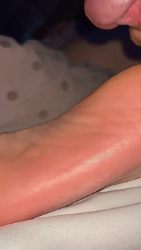 Nahaufnahme sperma auf schönen sohlen amateur-fußfetisch