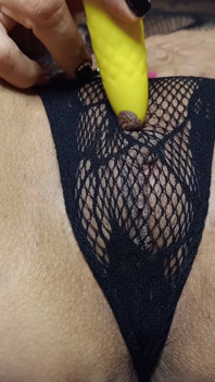 Yakın çekimde Ku'nun muazzam vajinası mastürbasyon yapıyor ve gerçek orgazm dildolar damlatıyor ve yumruk sokuyor
