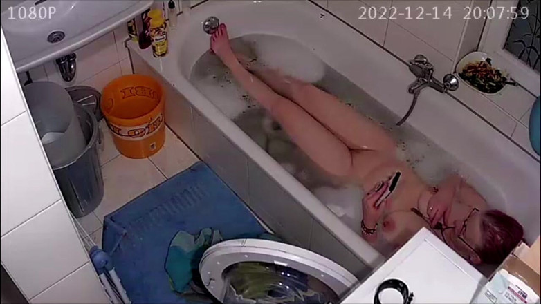 KittieNoOne: Beccato a fare il bagno (senza audio)