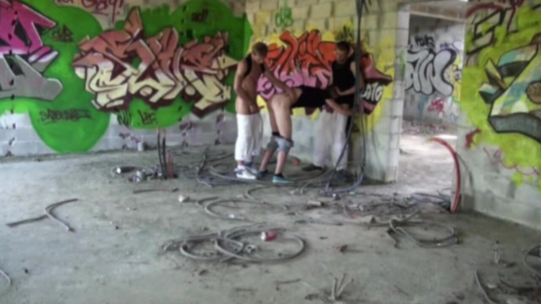Crunch Boy: Slut fucked by his 2 friends outdoor