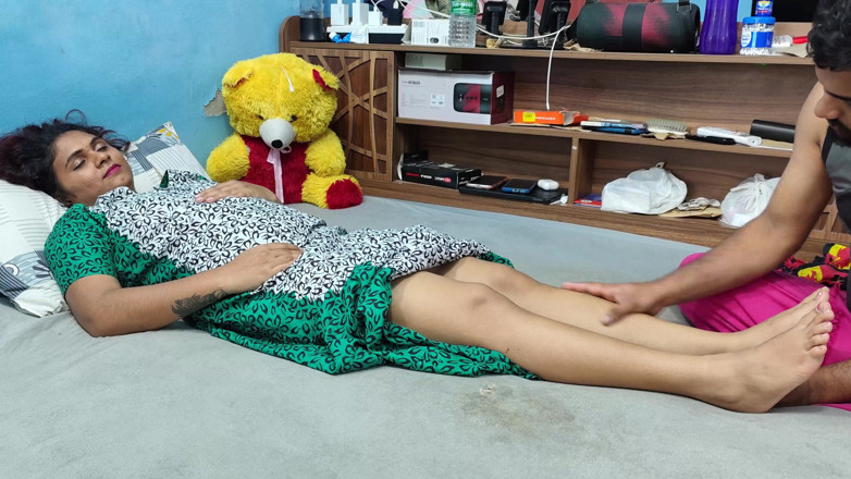 Vaishnavysharunraj: Malayali Wife Feet Massage Doing by Husband