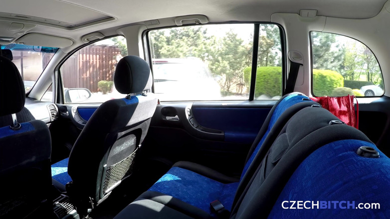 Czech Bitch: Si jalang Czech 54: pepek penuh dengan air mani