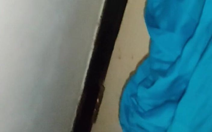 Satin and silky: Pissing sul vestito da infermiera Salwar nello spogliatoio (32)