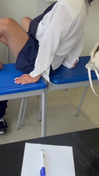 항상 교실에 늦게 도착하고 교사와 섹스하여 그녀를 떠나게 하는 Mara