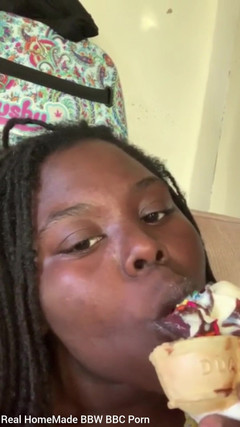 Super sexy ebony cuties: Fläktförfrågan Slicka en glass med strö