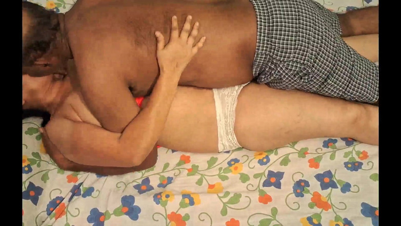 Sexy sindu: Desi marito scopa la sua bella moglie