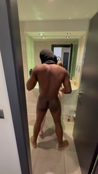 Aku dientot sama abang tiriku di kamar mandi hotel bintang 5